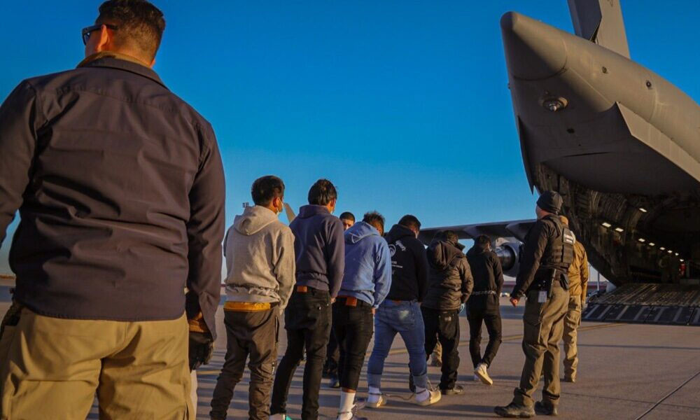 অবৈধ পথে প্রবেশ: ভারতের ৫৪ নাগরিককে ফেরত পাঠাল যুক্তরাষ্ট্র